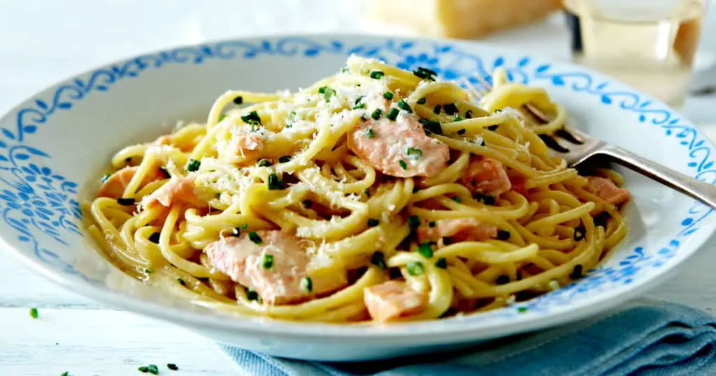 Spaghettis carbonara au saumon fumé léger