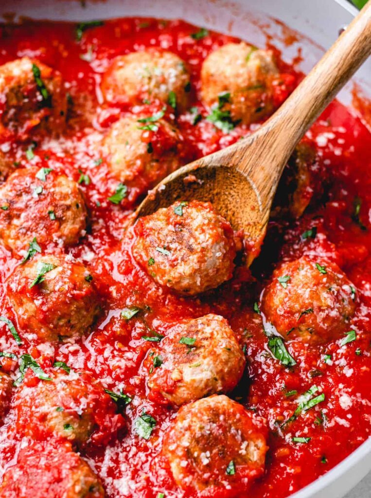 Boulettes de courgette légères à la sauce tomate