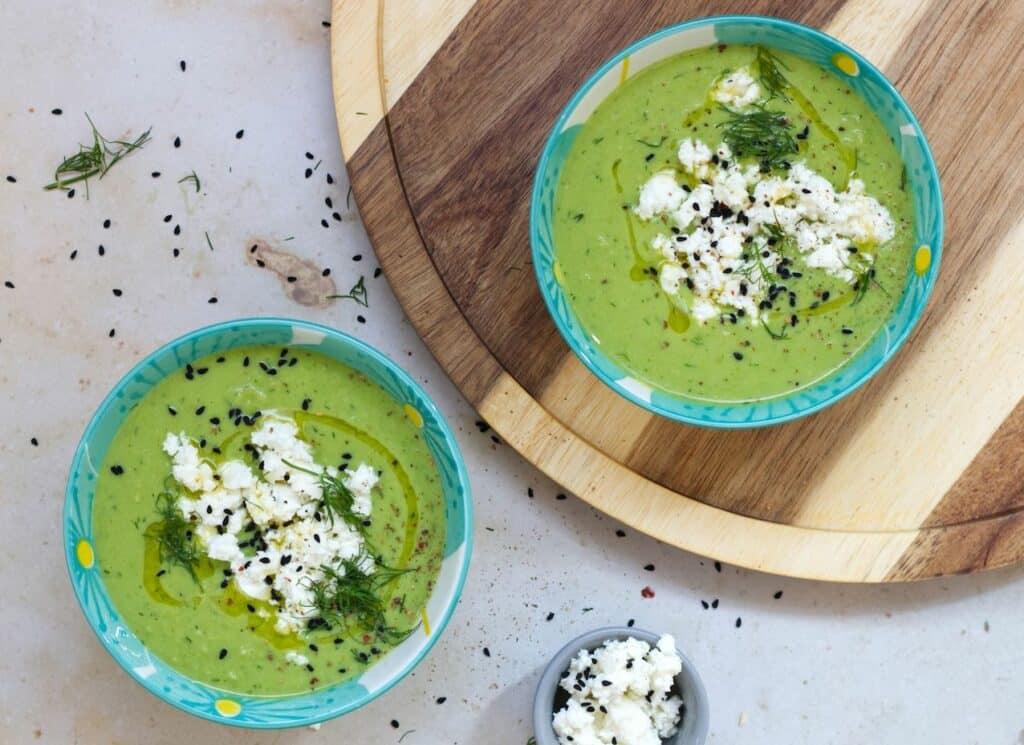 Soupe aux pois avec feta et aneth