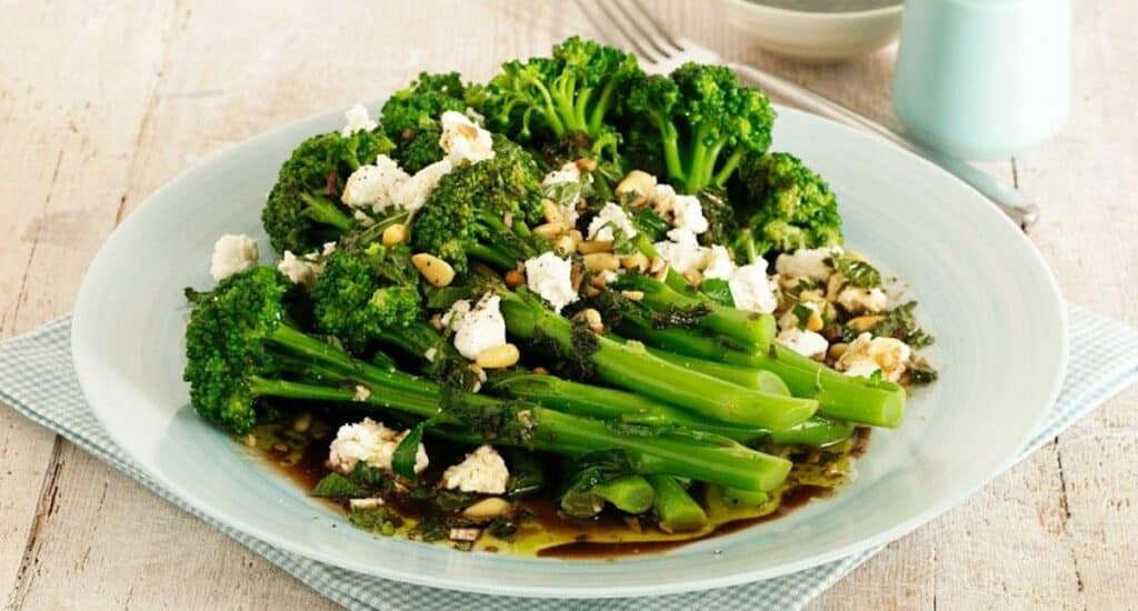 Salade de brocoli au fromage de chèvre légère