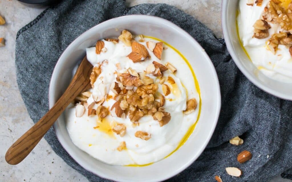 Délicieux dessert de Skyr au miel et aux noix Léger