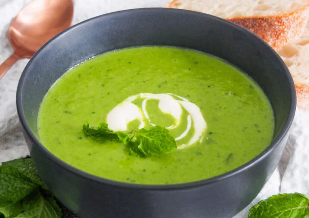 Soupe aux pois et à la menthe légère