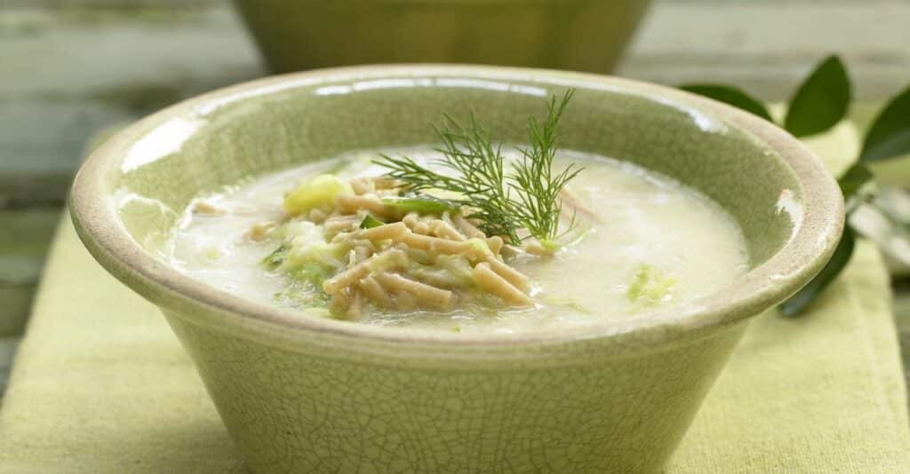 Soupe aux choux à la grecque avec pâtes de blé Léger