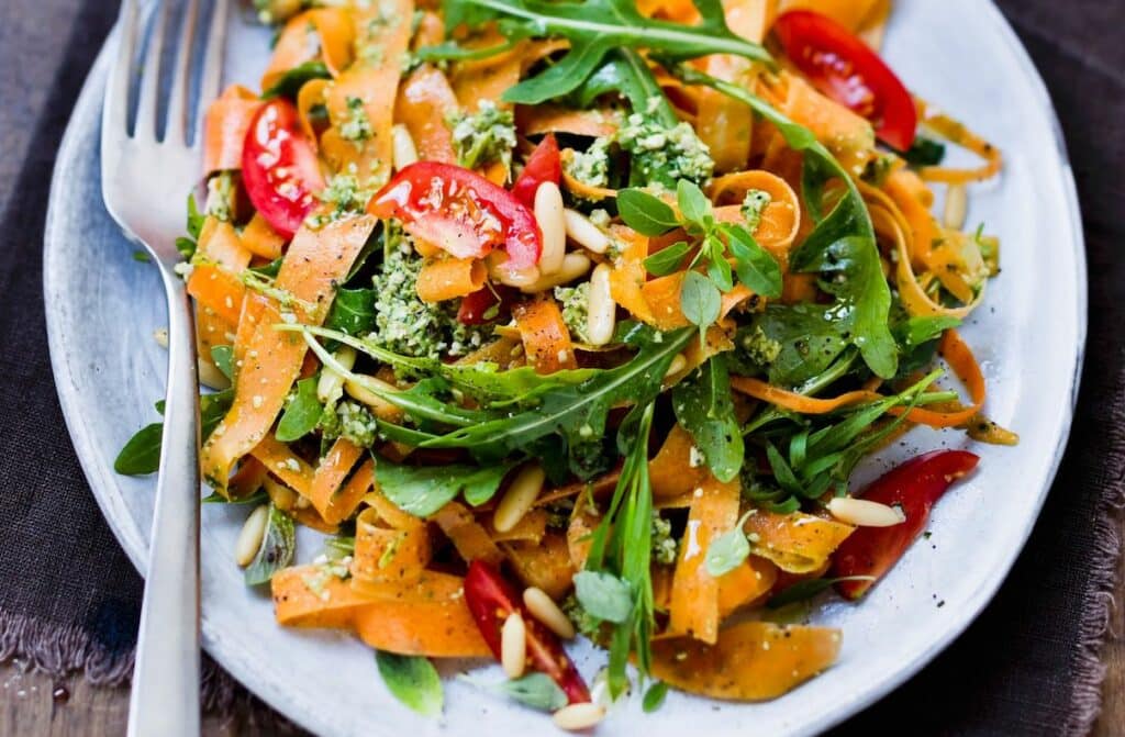 Tagliatelles de carottes aux tomates et à la roquette Léger