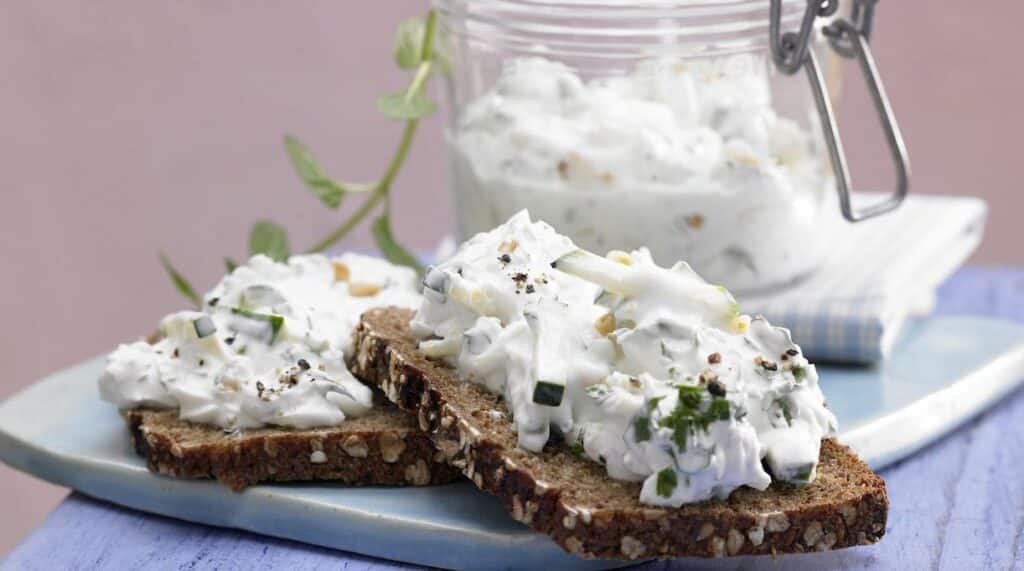 Tartinade légère de courgettes et fromage aux fines herbes