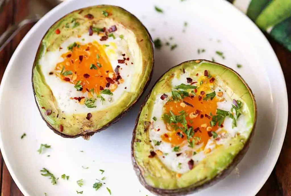 Avocat à l’oeuf au Four Léger