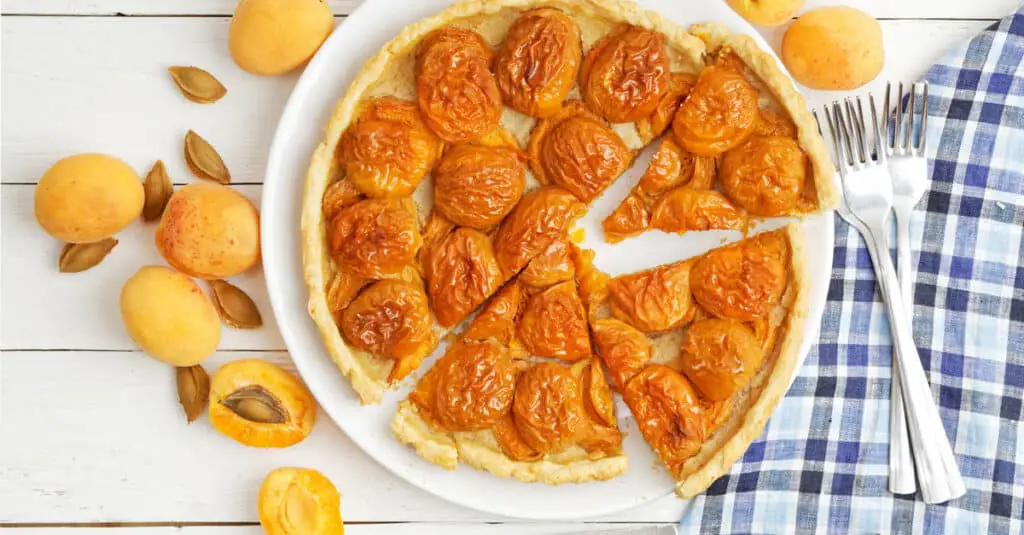 Tarte aux abricots façon alsacienne : Une version sucrée d'un vieux classique français !