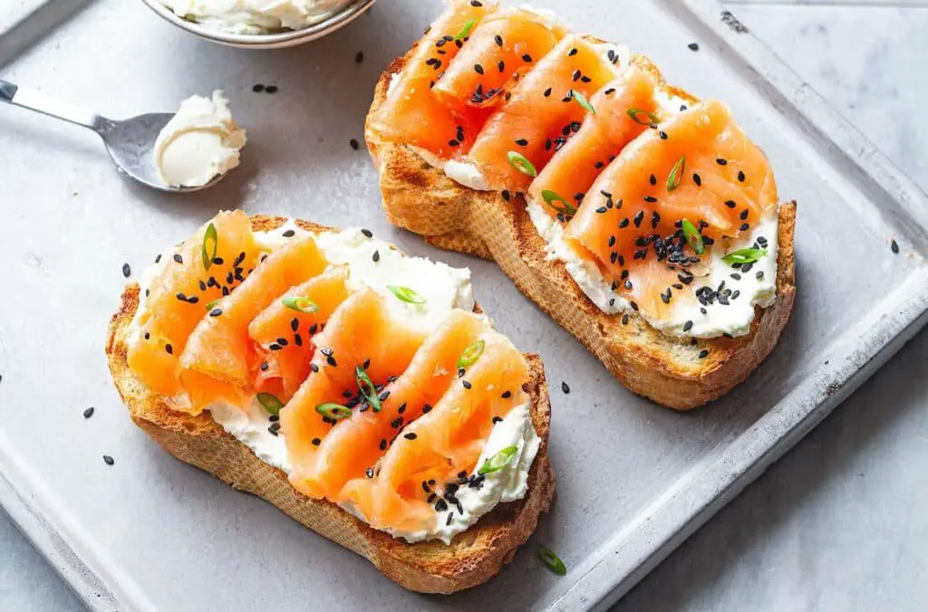 Toasts Légers au fromage à la crème avec saumon fumé