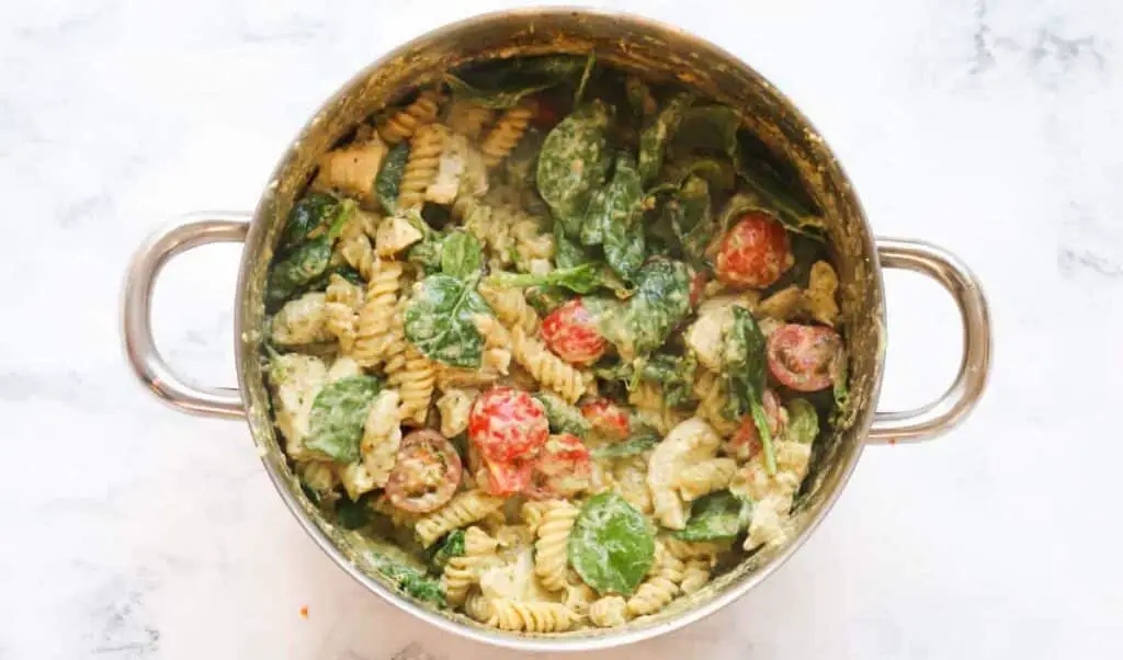 Pâtes au Poulet Crémeux au Pesto