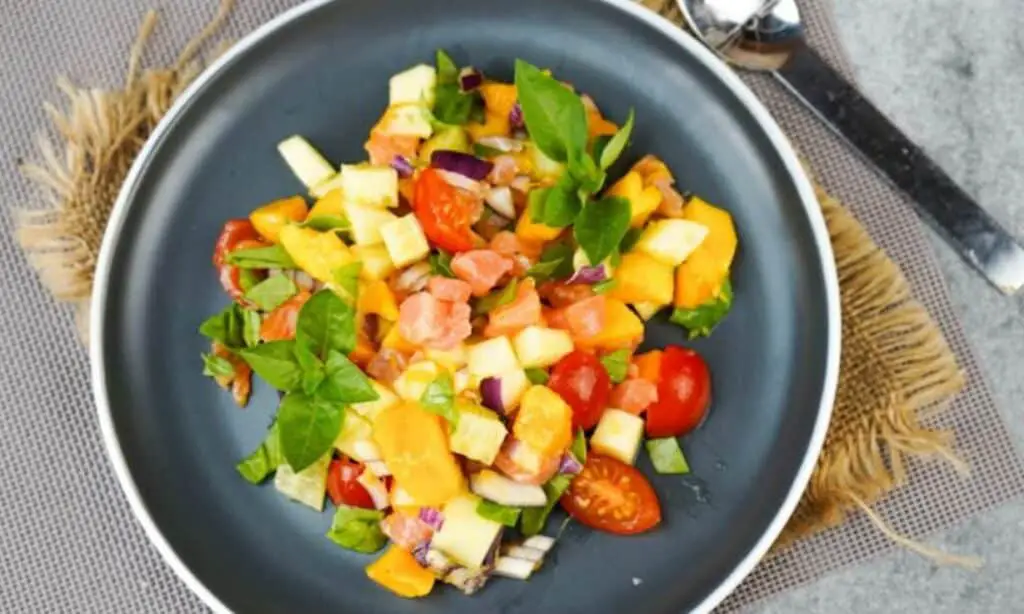 Salade de saumon à la mangue et au concombre