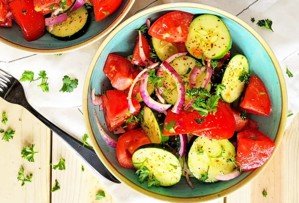 Salade légère de Concombres et Tomates Marinés