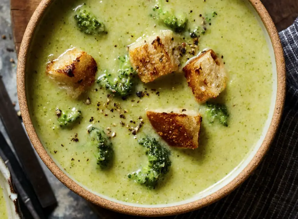 Soupe légère de Gouda Fumé et Brocoli