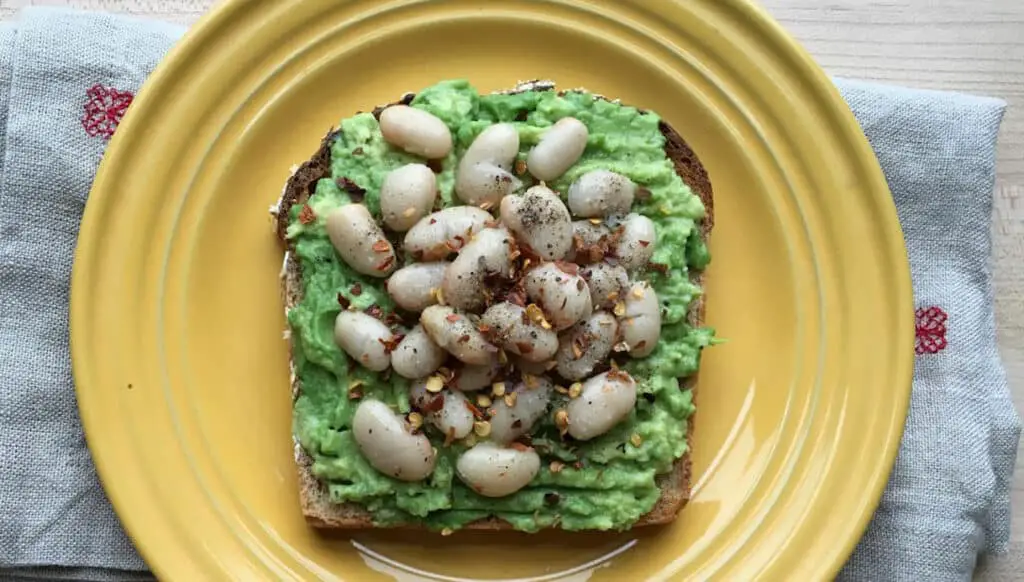 Toast aux haricots blancs et à l'avocat Léger