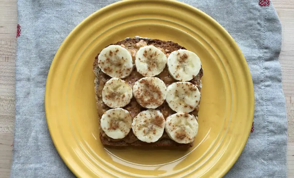 Toast léger au beurre de cacahuète à la banane et à la cannelle