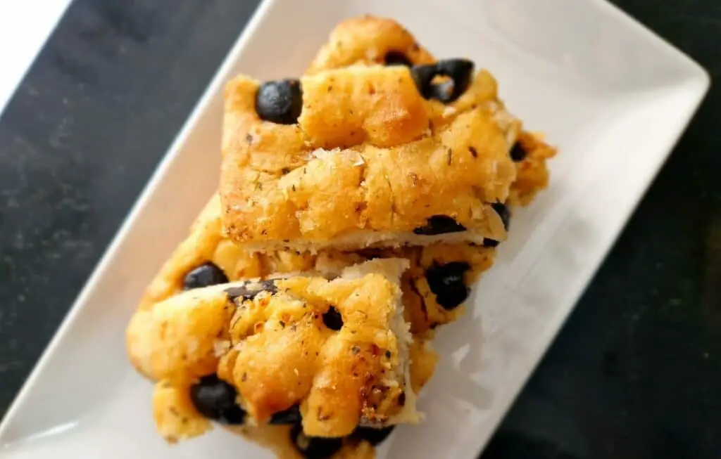 Focaccia aux olives noires assaisonnées au Thermomix