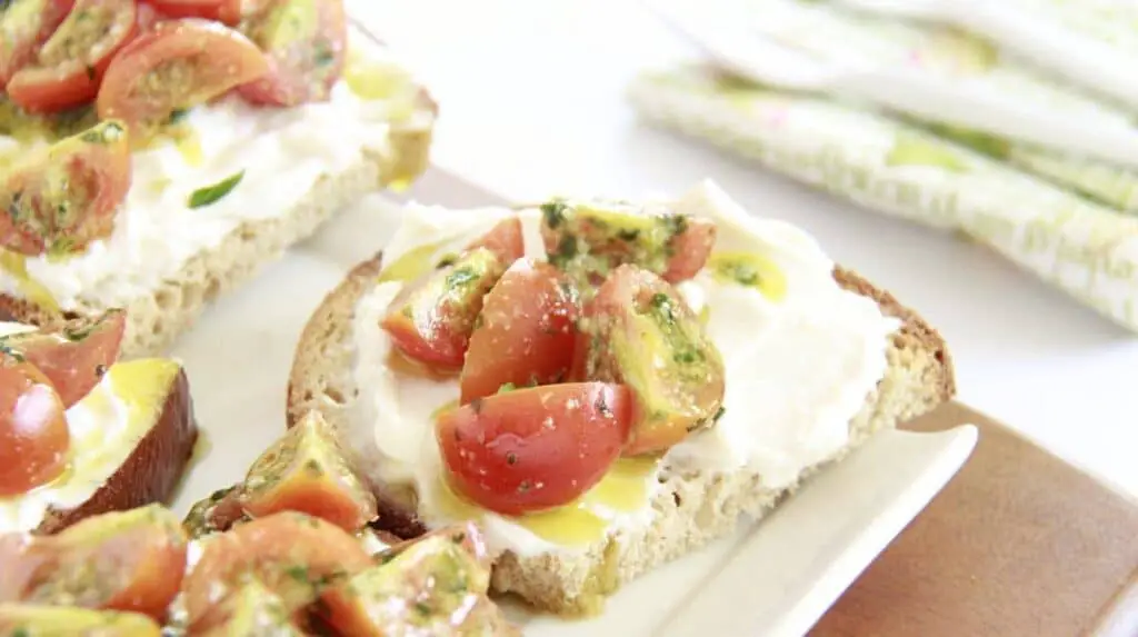 Toasts de chèvre et tomates au pesto au Thermomix