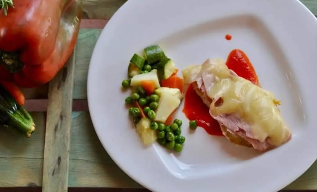 Filets de poulet garnis de légumes et sauce aux poivrons rouges au Thermomix