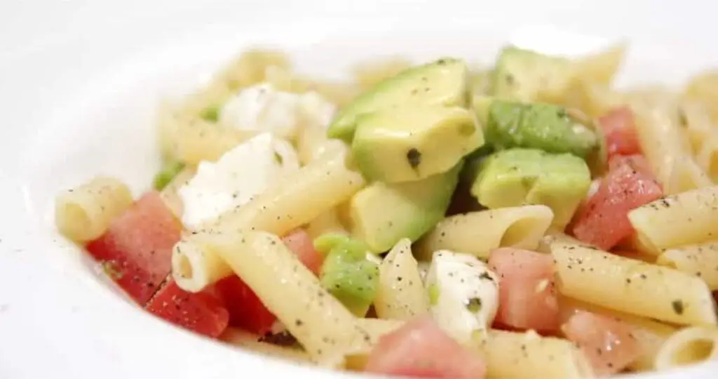 Macaroni à la mozzarella tomate et avocat au Thermomix