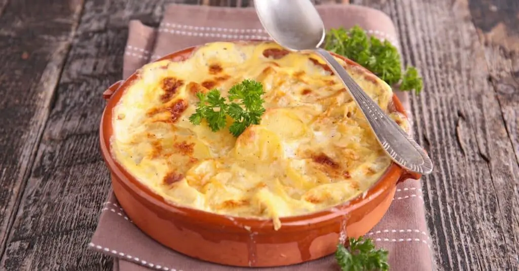 Gratin de pommes de terre au lait de coco et fromage