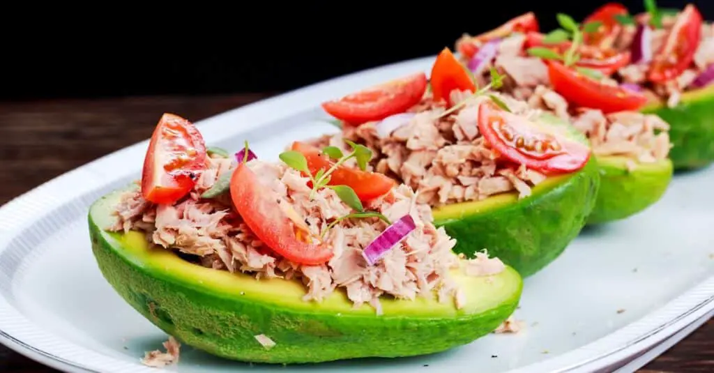 Avocats farcis au thon et tomate Légers : Une recette légère et saine qui ravira vos papilles !