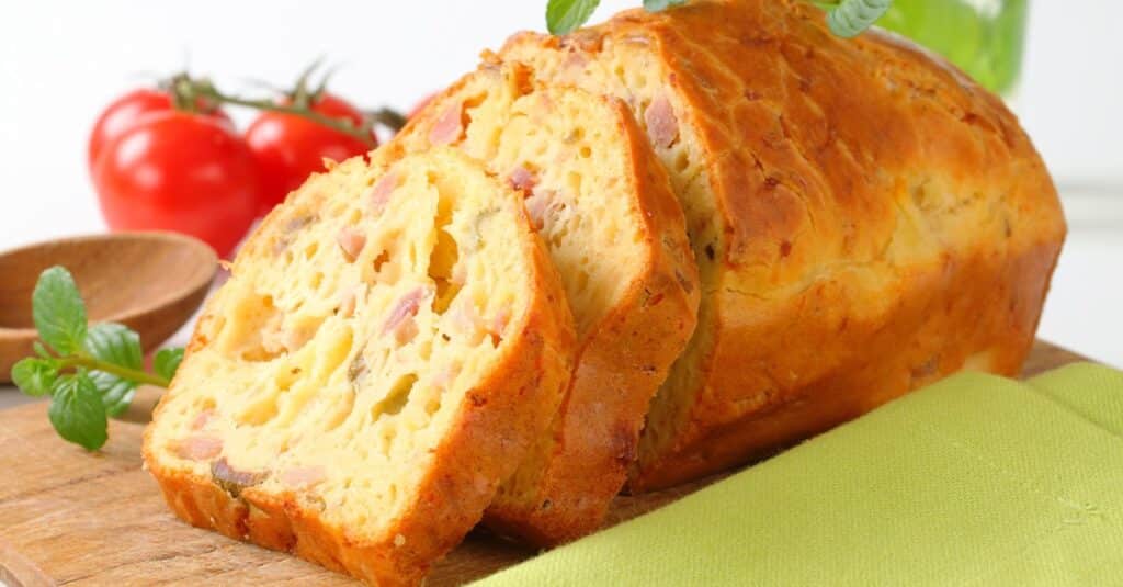 Cake au jambon et au gruyère allégé : Un cake salé irrésistible et rassasiant !