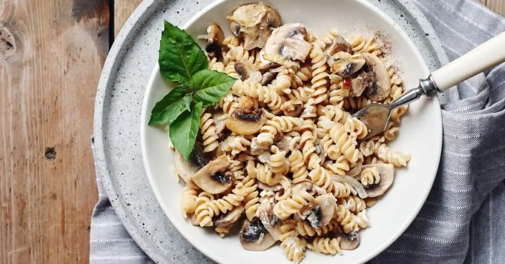 Fusilli à la crème et aux champignons : Express et Délicieux !