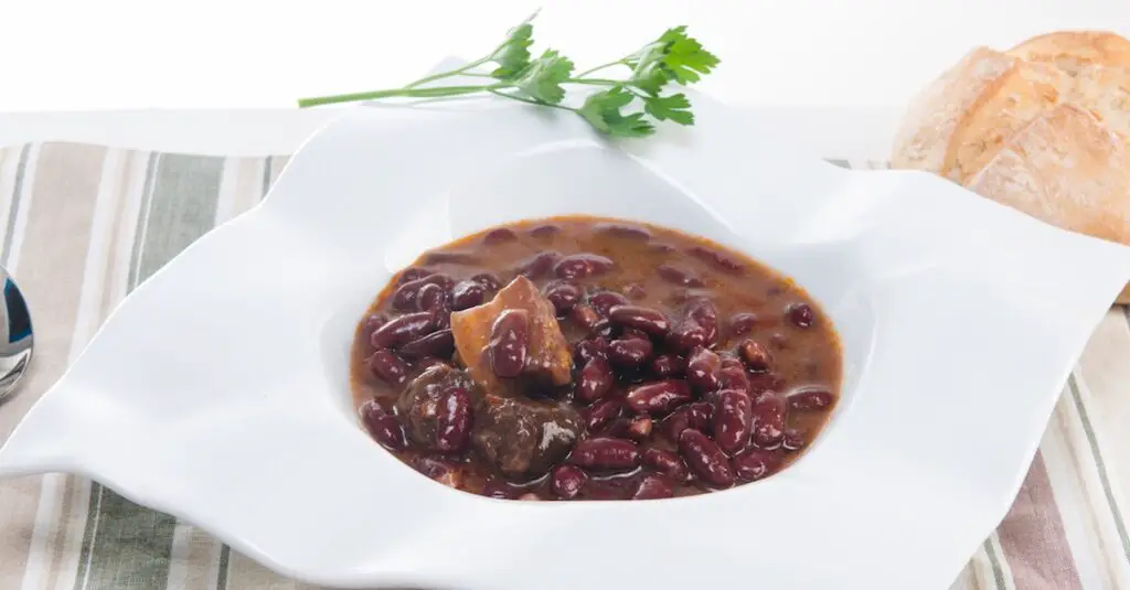 Haricots à la brésilienne (Feijoada) : Un délicieux plat traditionnel et convivial !