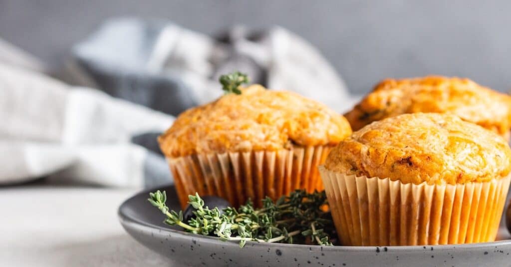 Muffins au gruyère allégé : Moelleux et intenses !