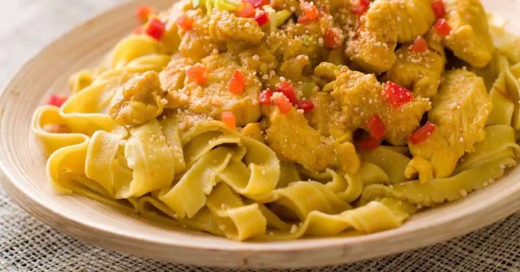 Tagliatelles au poulet curry : Une explosion de saveurs qui vous fera voyager !