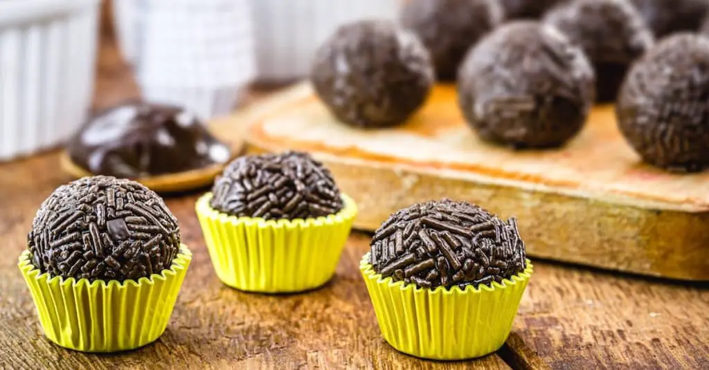 Brigadeiro sans sucre (truffe au chocolat brésilienne) : Une explosion de saveurs chocolatées !