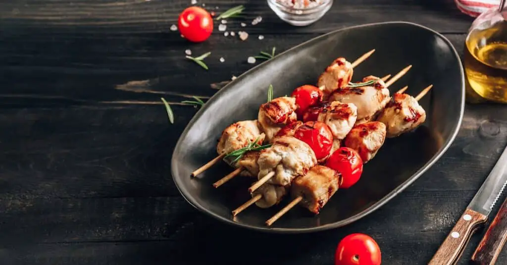 Brochettes de poulet et tomates cerise : Juteuses et succulentes