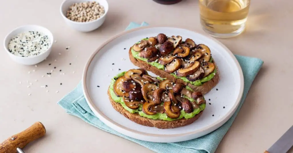 Bruschetta à l'avocat et aux champignons : L'Équilibre Parfait entre Saveurs et Santé