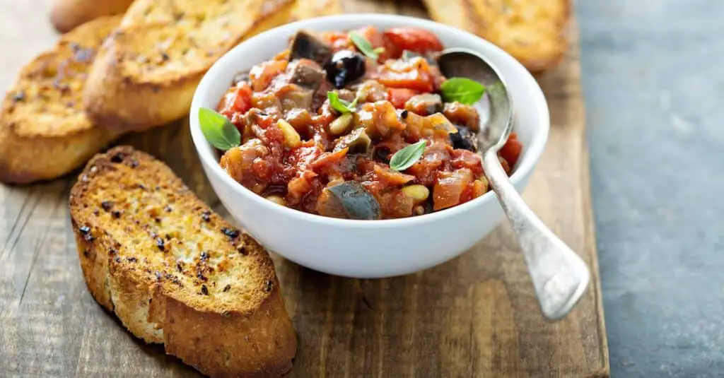 Caponata d'aubergine avec pain à l'ail - Une délicieuse entrée méditerranéenne