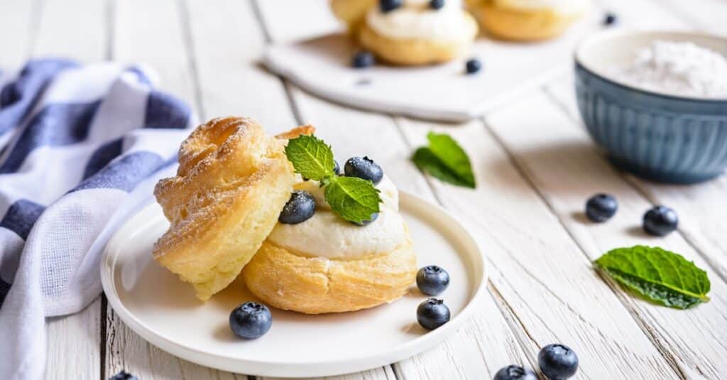 Choux fourrés à la crème à la vanille et aux myrtilles : la douceur à l'état pur