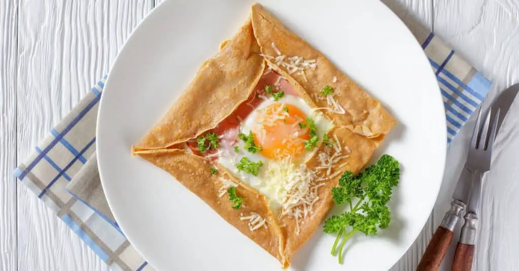 Galettes de sarrasin avec œuf au plat fromage et jambon : Un délicieux repas salé à déguster à tout moment de la journée