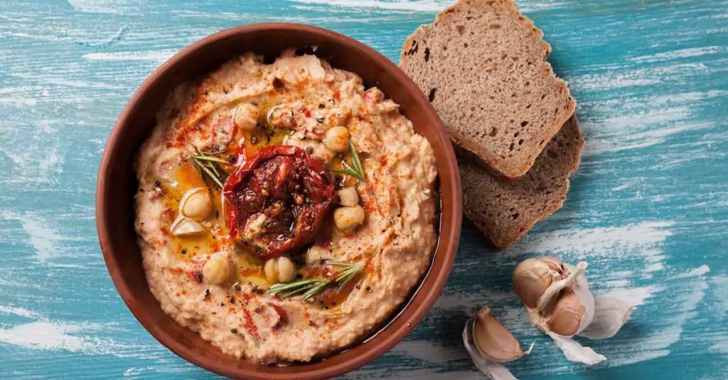 Houmous aux tomates séchées et paprika fumé : La fusion parfaite de saveurs méditerranéennes pour éveiller vos papilles