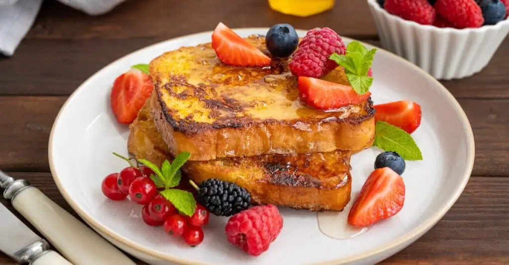 Pain perdu avec miel et fruits rouges