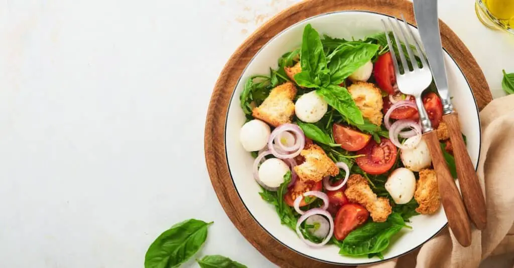 Panzanella : La Salade Estivale Italienne qui Ravira vos Papilles