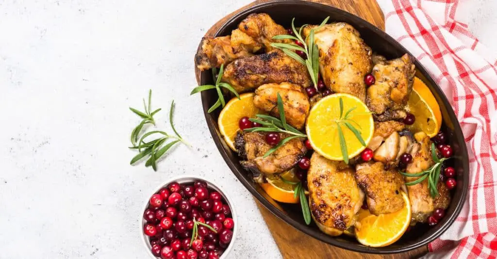 Poulet rôti au four avec orange canneberge et romarin : Une explosion de saveurs