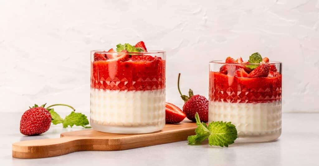 Panna cotta onctueuse à la gelée de fraises : un dessert élégant et raffiné