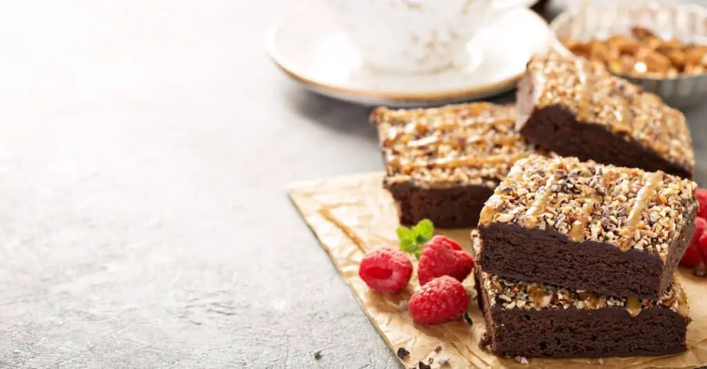 Recette irrésistible de brownie fudgy aux noix et sirop de caramel - Gourmandise à partager