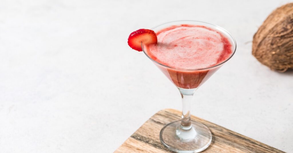 Recette rafraîchissante de Daiquiri aux fraises et lait de coco - Facile et délicieux