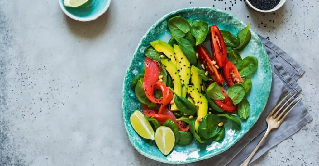 Salade d'Avocat Saumon et Épinards : Un Festin de Fraîcheur et de Saveurs