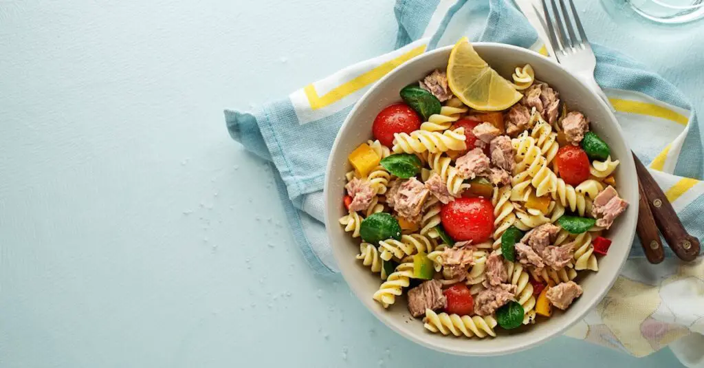 Salade de pâtes au thon et légumes : un plat équilibré et savoureux