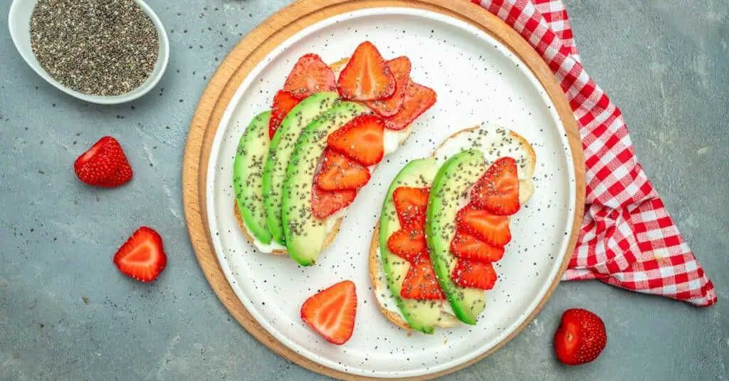 Recette de Toast à l'Avocat et Fraises : Un En-Cas Sain et Gourmand