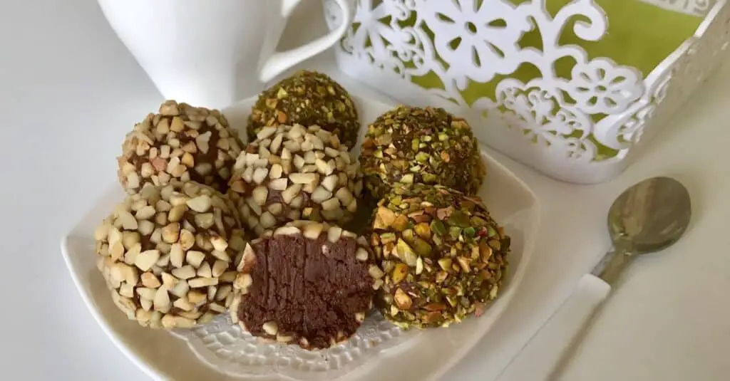 Truffes au chocolat noir aux éclats de pistaches et de cacahuètes