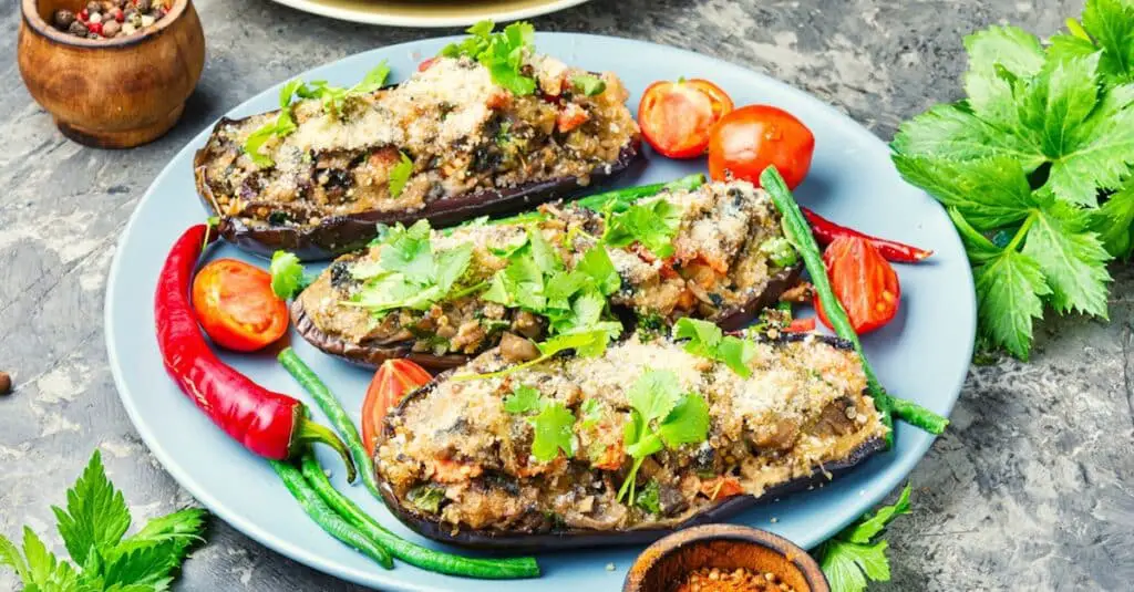 Aubergines au four farcies aux champignons et tomates : Un plat végétalien irrésistible