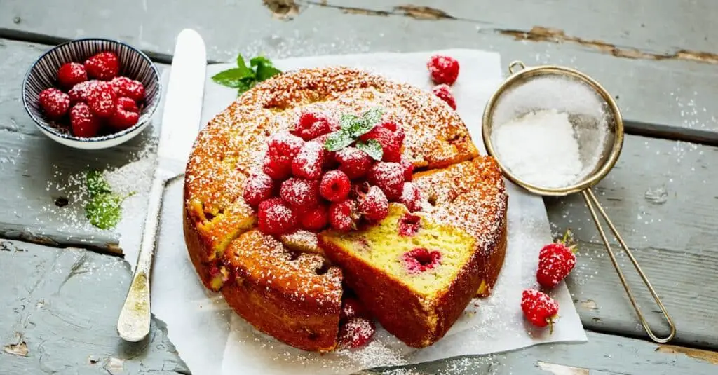 Recette de gâteau au yaourt et framboises : un mariage divinement fruité qui fera chavirer vos papilles