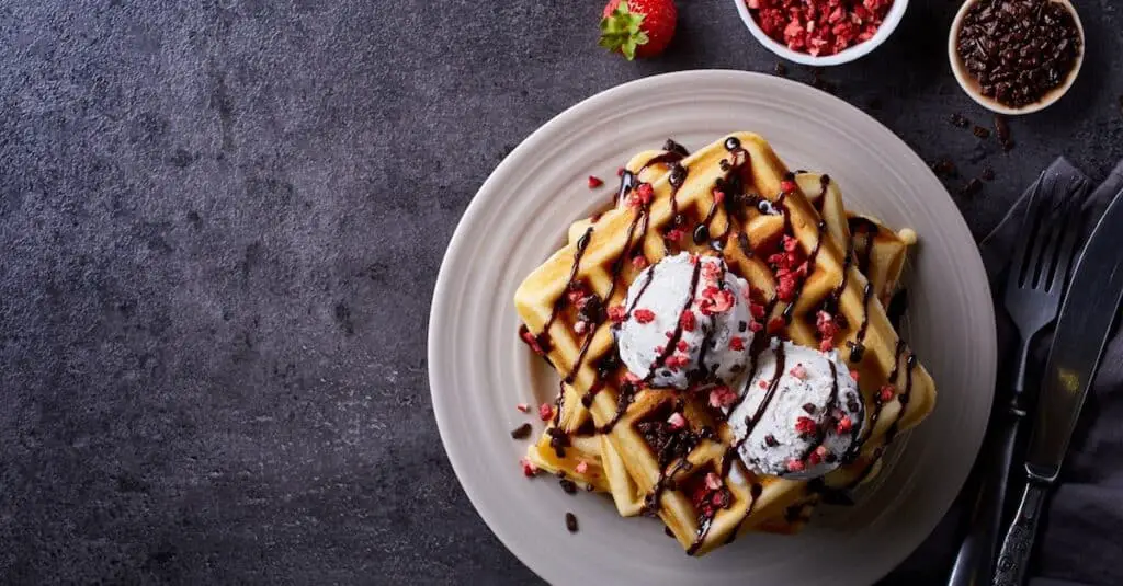 Recette de gaufres belges avec sauce au chocolat et glace : Recette authentique et irrésistible