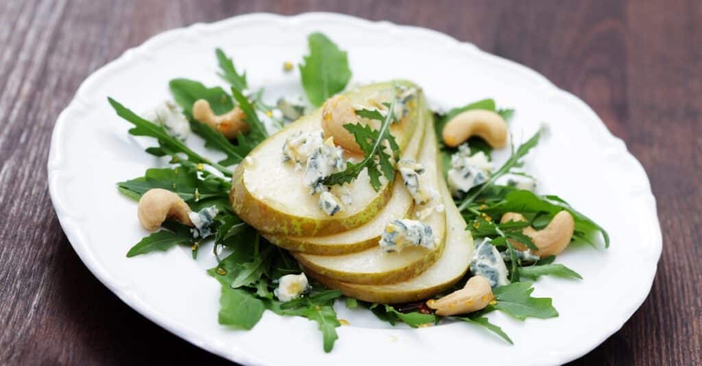 Salade au fromage bleu poire et noix de cajou : Un festival de saveurs dans votre assiette